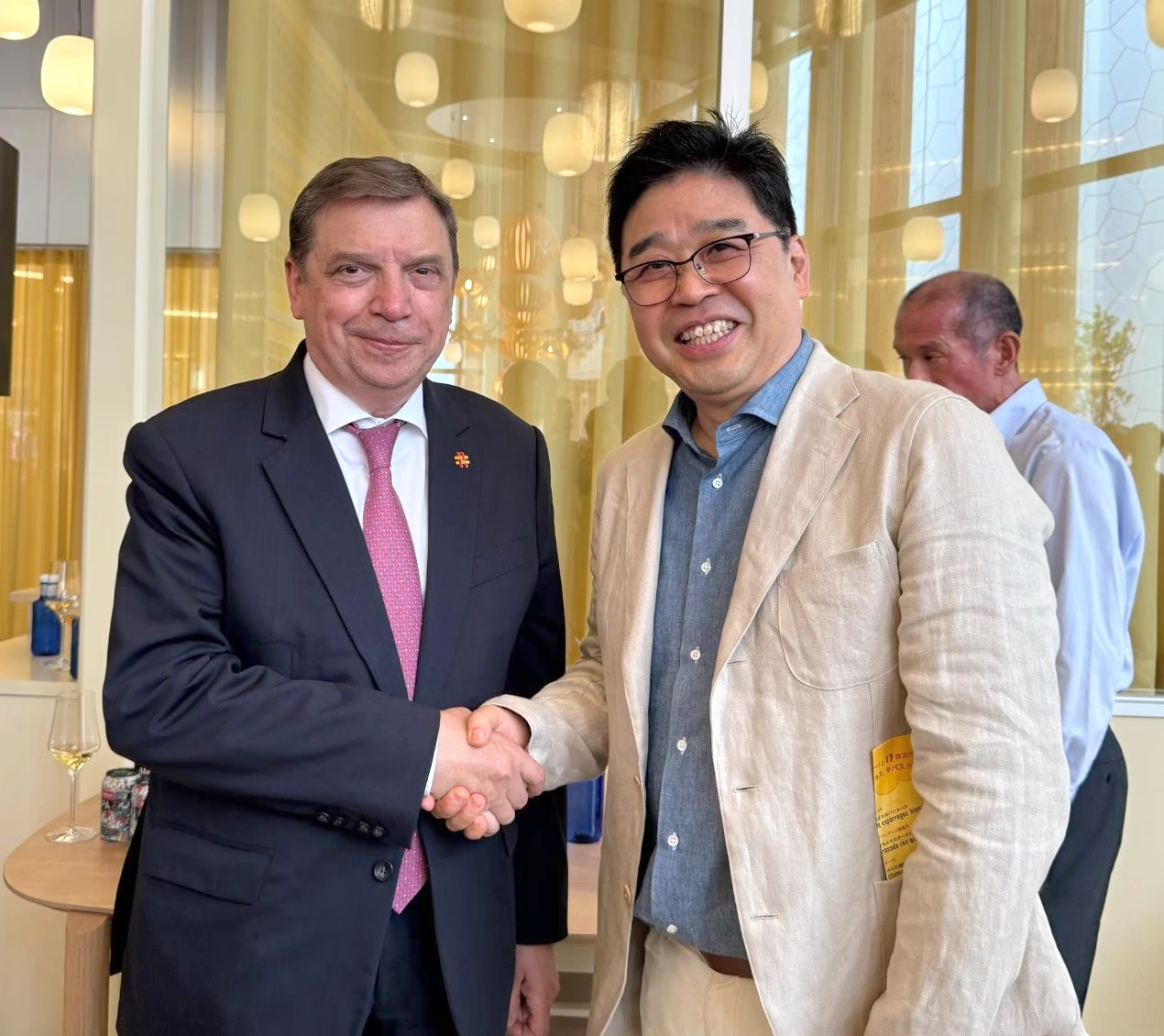 Hiroshi Masuda, distribuidor de Arcos en Japón, junto al ministro Luis Planas en la recepción oficial del Pabellón de España en Expo Osaka 2025.