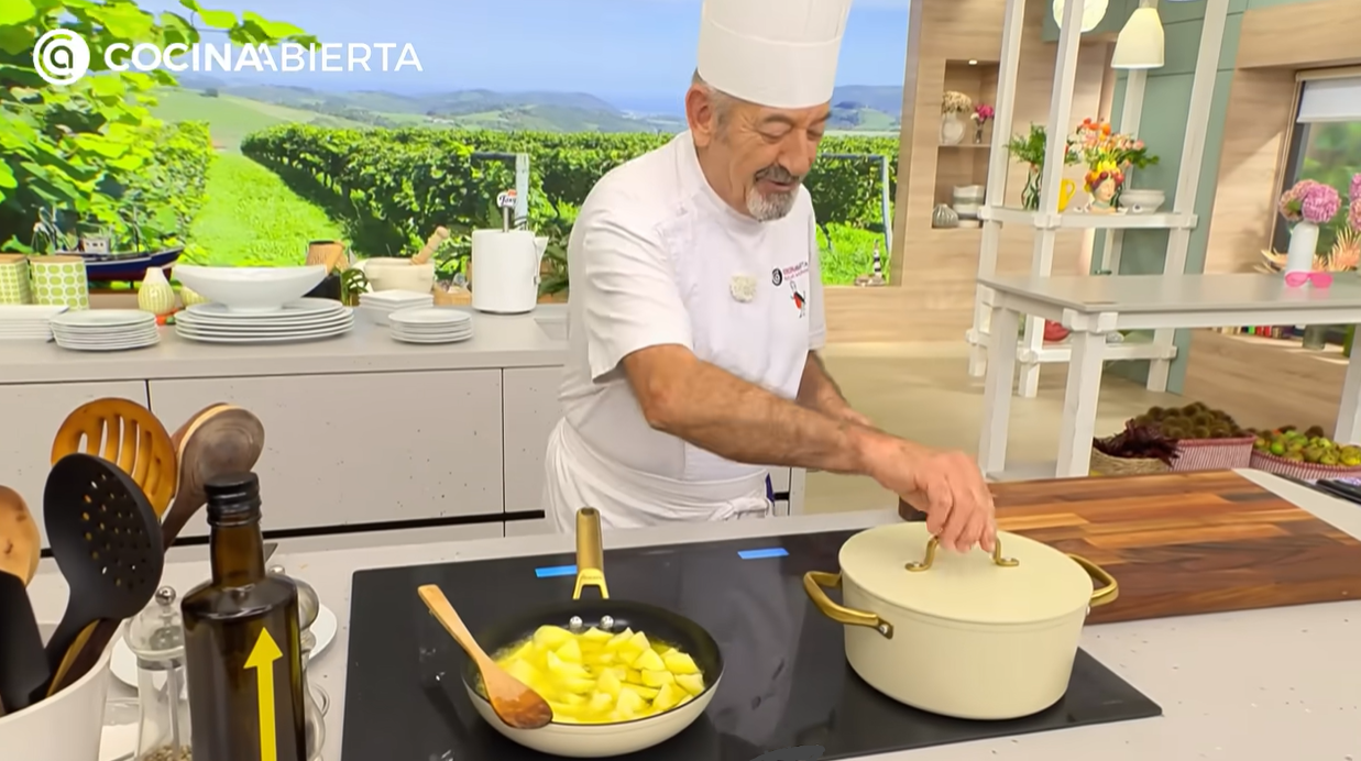 Hiroshi Masuda, distribuidor de Arcos en Japón, junto al ministro Luis Planas en la recepción oficial del Pabellón de España en Expo Osaka 2025.