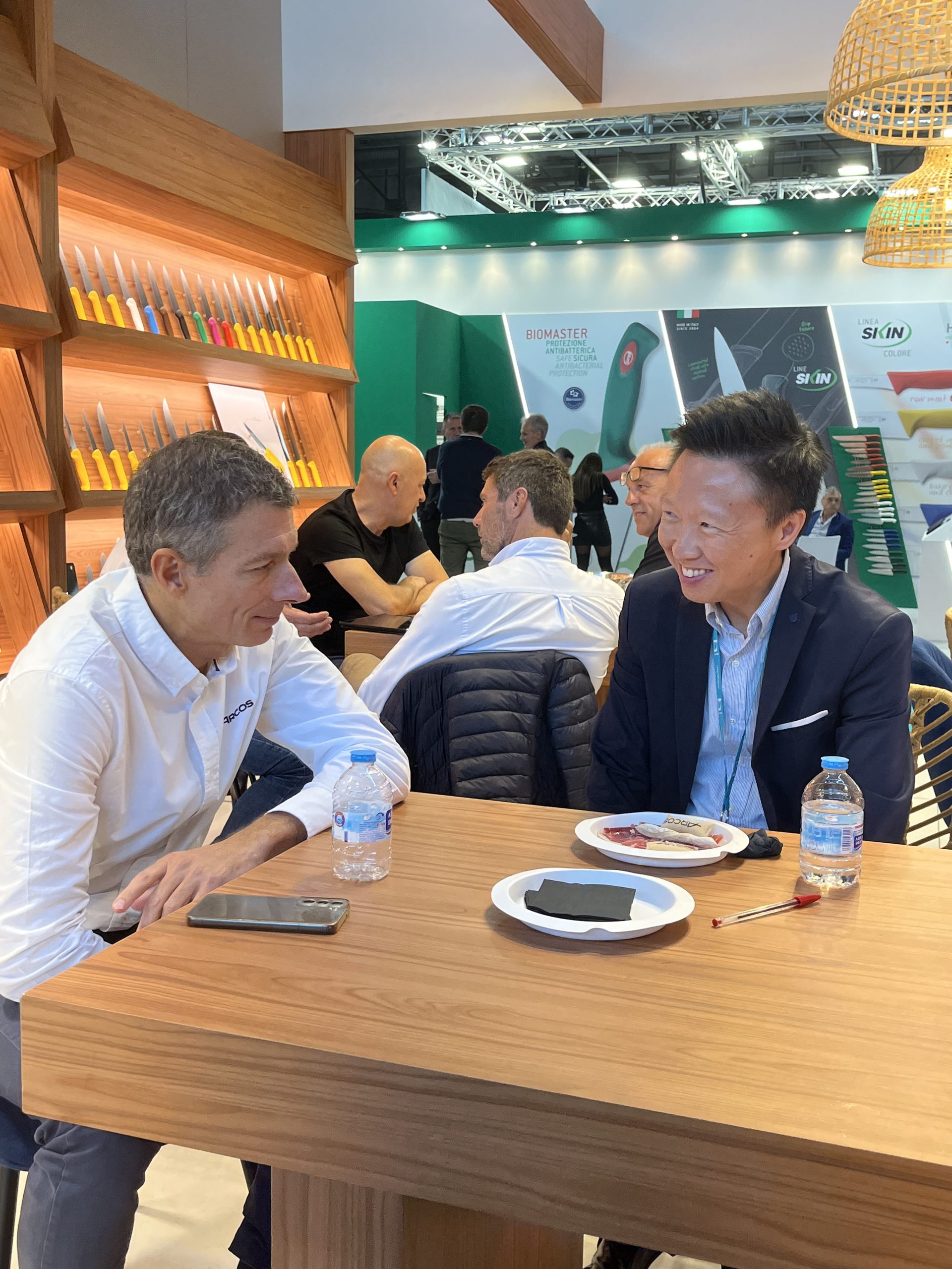 Hiroshi Masuda, distribuidor de Arcos en Japón, junto al ministro Luis Planas en la recepción oficial del Pabellón de España en Expo Osaka 2025.