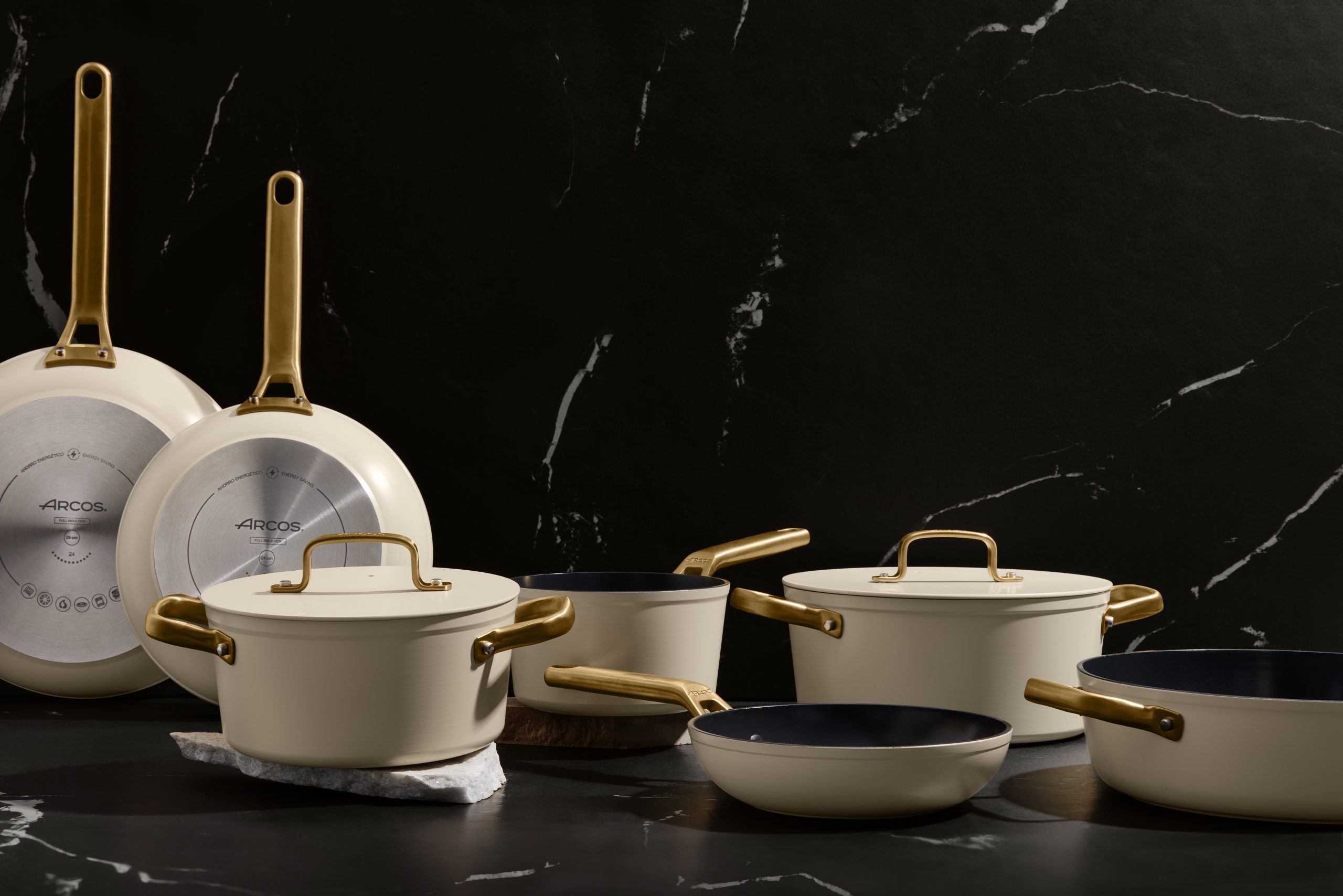 Hiroshi Masuda, distribuidor de Arcos en Japón, junto al ministro Luis Planas en la recepción oficial del Pabellón de España en Expo Osaka 2025.